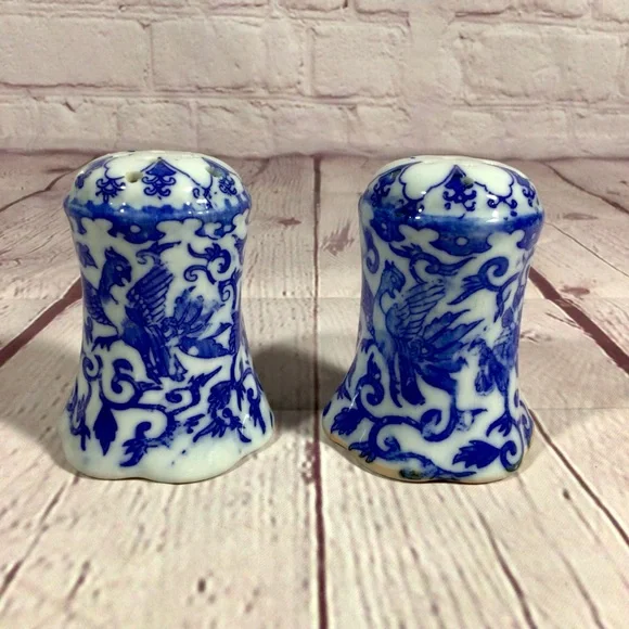 Vintage Blue and White Phoenix Porcelain Salt and Pepper Shaker Pair - Japan - Picture 3 of 8